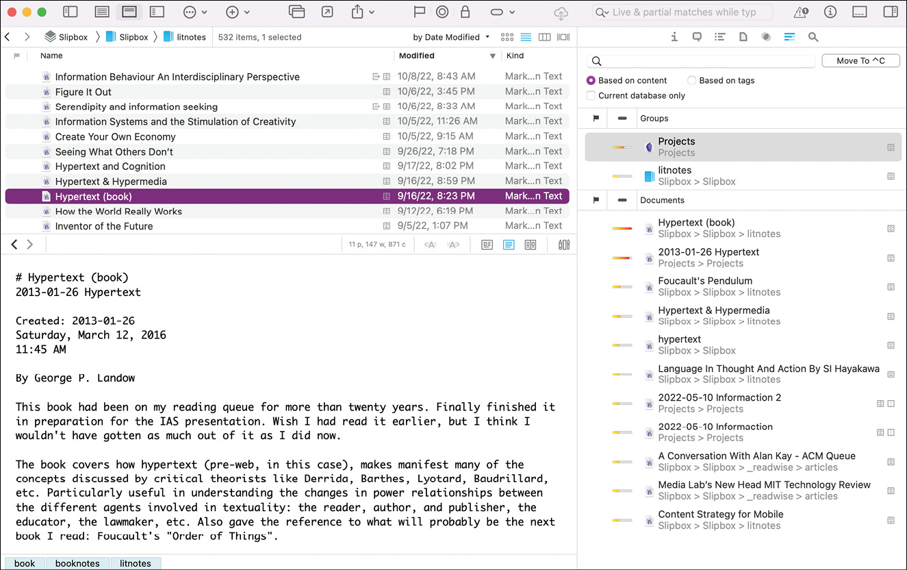 DEVONthink应用的截图。选中了《超文本》一书的笔记，其文本显示在屏幕的一个面板中。另一个面板显示系统中可能与当前选中笔记相关的其他笔记的名称。