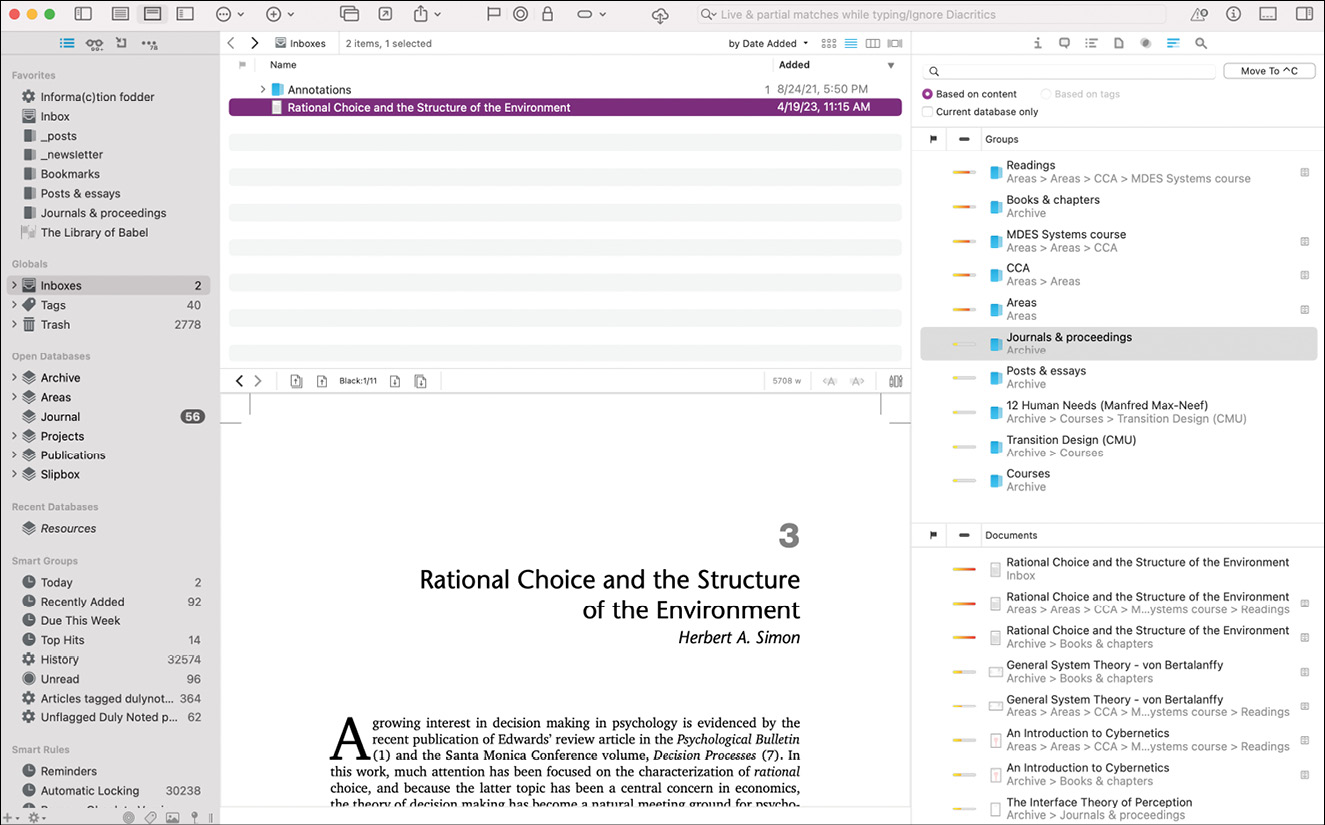 DEVONthink 应用显示三个窗格。中间窗格显示一篇文章的文本。最右侧的窗格显示（除其他内容外）可能相关文章的列表。