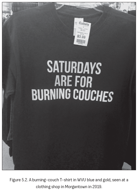 图5.2. 2019年在摩根敦一家服装店看到的蓝金配色燃烧沙发T恤，采用西弗吉尼亚大学校色。