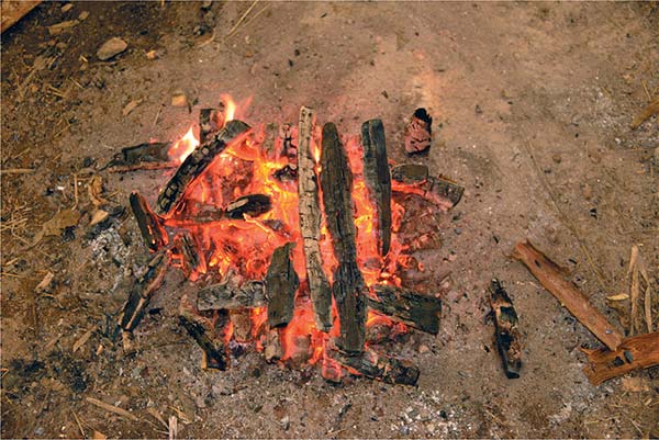 燃烧成余烬的交叉火堆